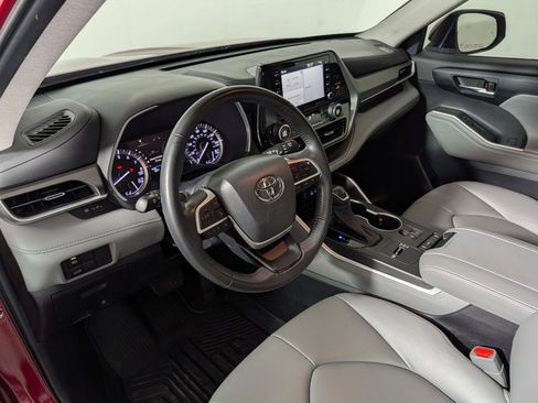 Used 2022 Toyota Highlander XLE FWD image 23
