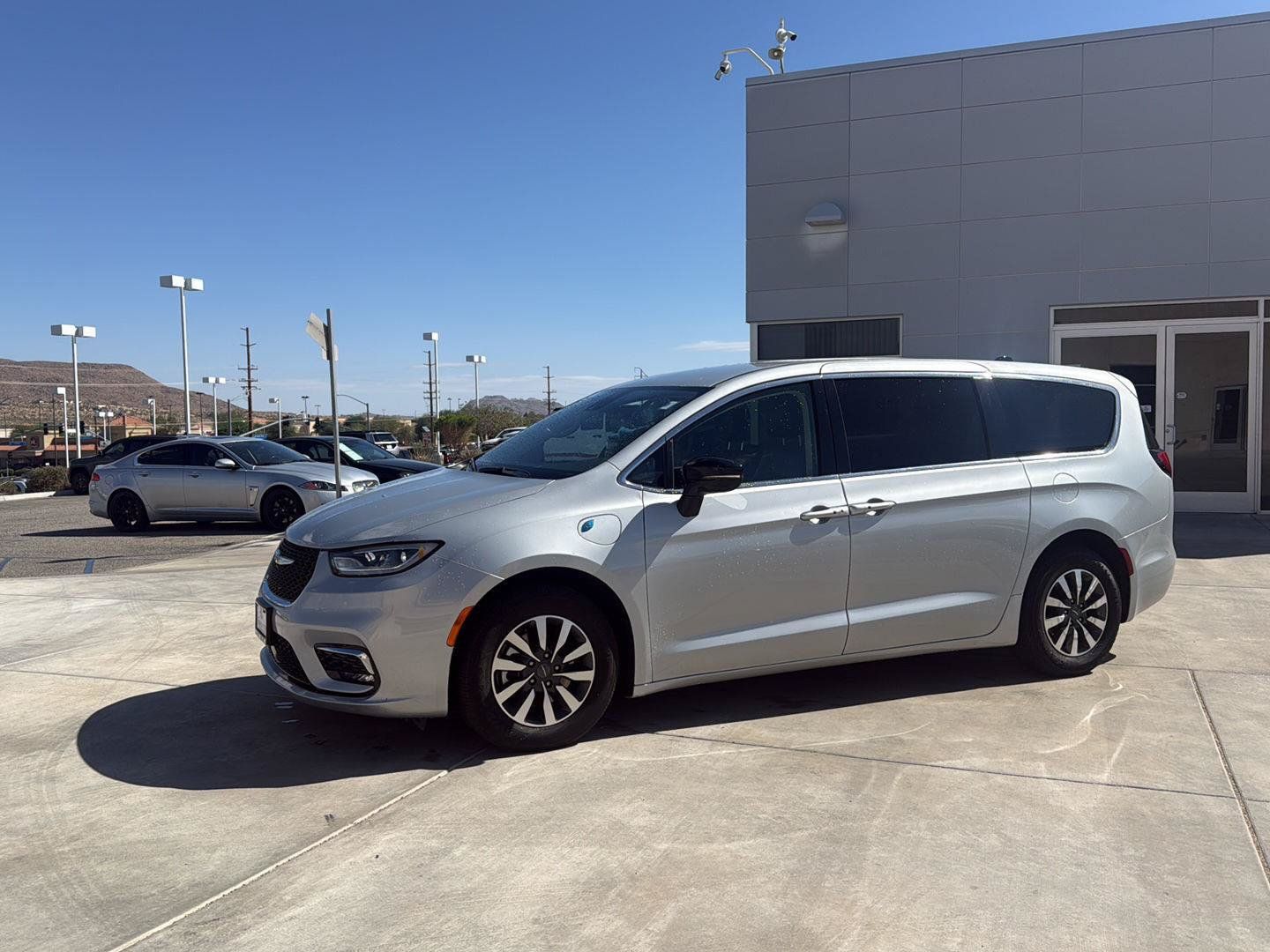Used 2024 Chrysler Pacifica Limited FWD image 3