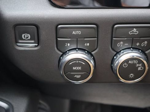 New 2026 GMC Sierra 1500 SLE w/ Preferred Package AWD/4WD image 16
