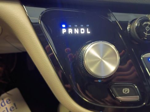 Used 2023 Chrysler Pacifica Touring-L FWD image 29