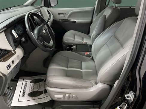 Used 2017 Toyota Sienna XLE image 11