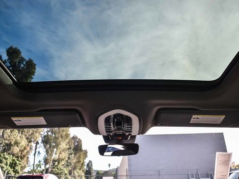 Used 2022 Porsche Macan image 24