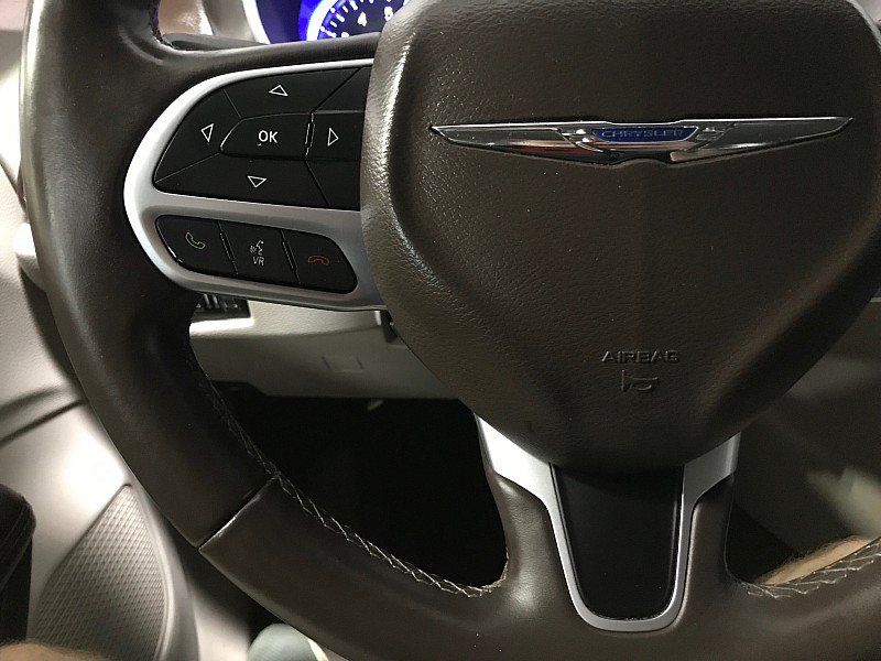 Used 2017 Chrysler Pacifica Touring-L FWD image 24