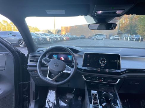 Used 2025 Volkswagen Atlas Cross Sport SE image 30