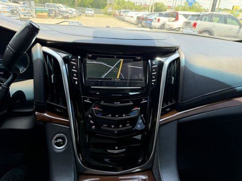 Used 2019 Cadillac Escalade ESV Luxury AWD/4WD image 18