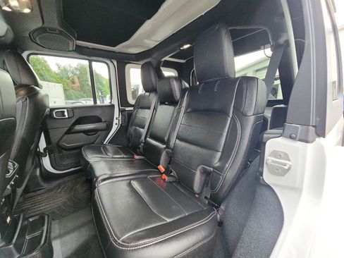 Used 2022 Jeep Wrangler Unlimited Sahara w/ Cold Weather Group AWD/4WD image 19