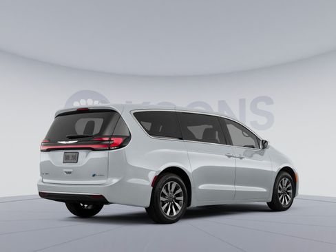 Used 2023 Chrysler Pacifica Touring-L FWD image 4