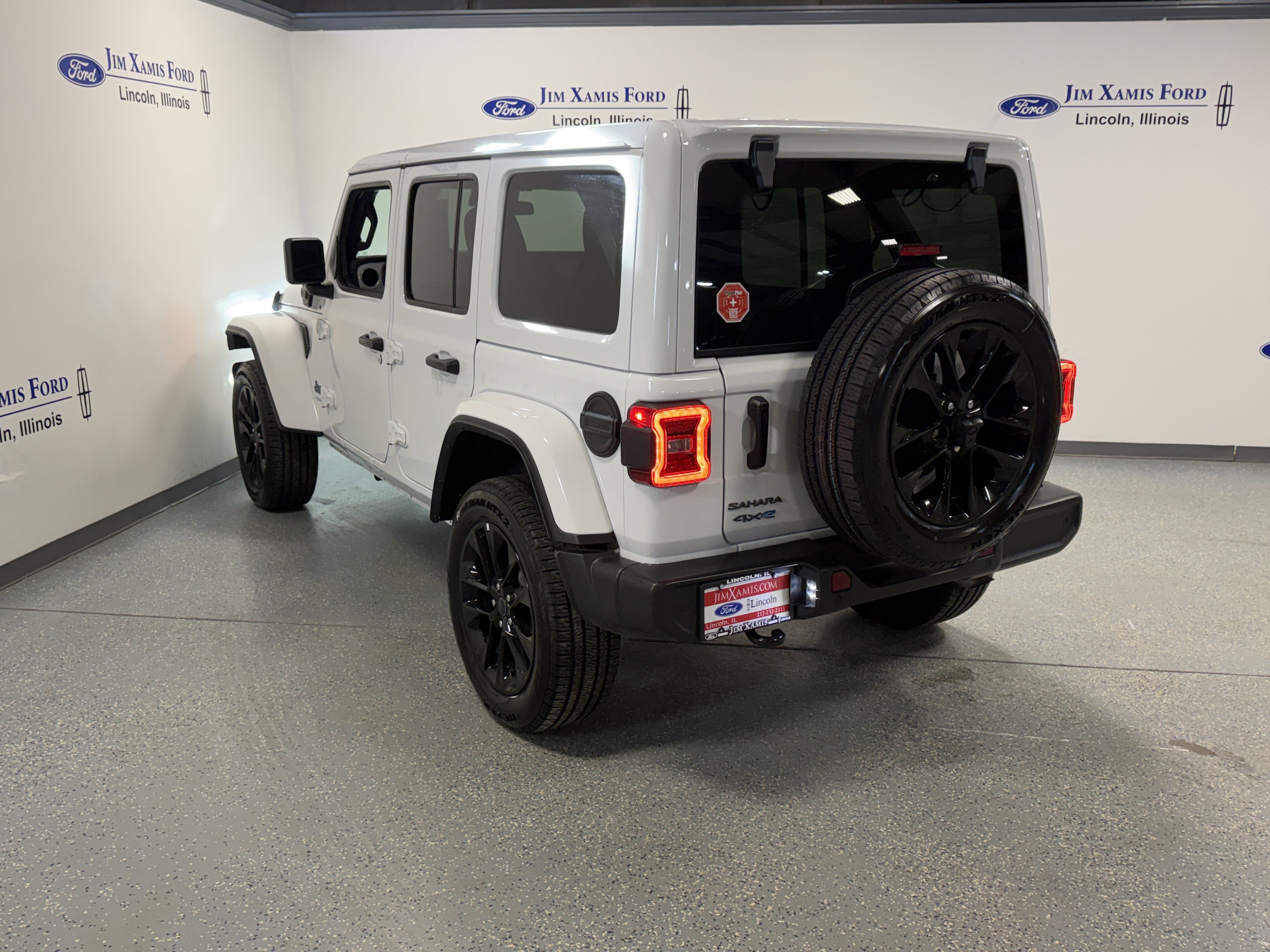 Used 2025 Jeep Wrangler Unlimited Sahara w/ Safety Group AWD/4WD image 4
