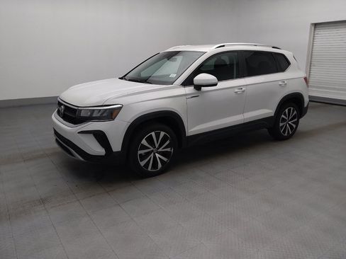 Used 2024 Volkswagen Taos SE FWD image 2