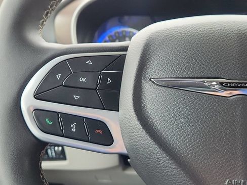 Used 2022 Chrysler Voyager LX FWD image 38
