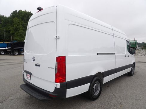 Used 2023 Mercedes-Benz Sprinter 2500 image 7