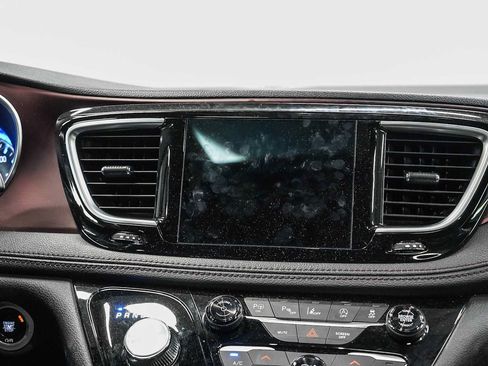Used 2020 Chrysler Pacifica Limited FWD image 14
