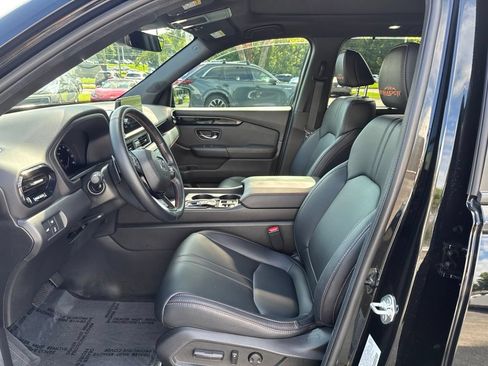 Used 2025 Honda Pilot TrailSport image 9