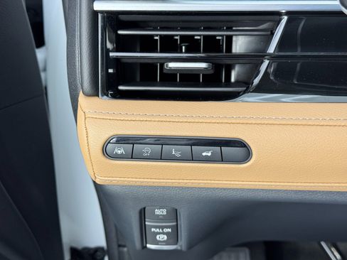 Used 2025 INFINITI QX80 Sensory image 18