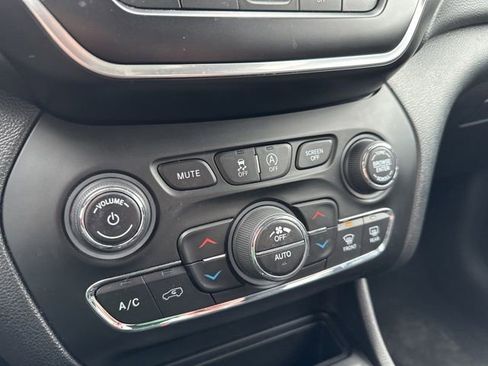 Used 2021 Jeep Cherokee Latitude Lux w/ Comfort/Convenience Group AWD/4WD image 23