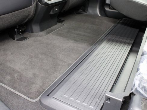 Used 2025 Ford F450 Platinum w/ FX4 Off-Road Package image 75