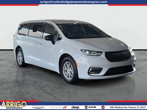 New 2026 Chrysler Pacifica Select FWD image 1