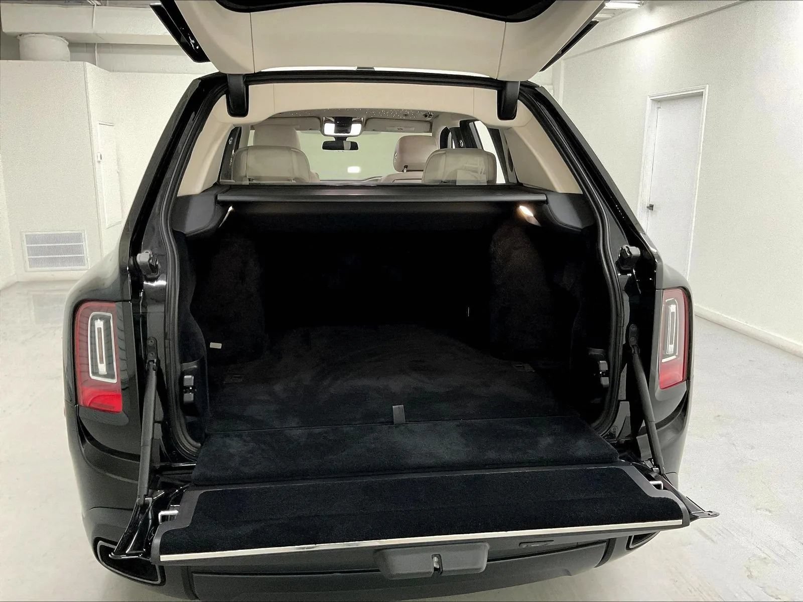Used 2021 Rolls-Royce Cullinan Black Badge AWD/4WD image 39