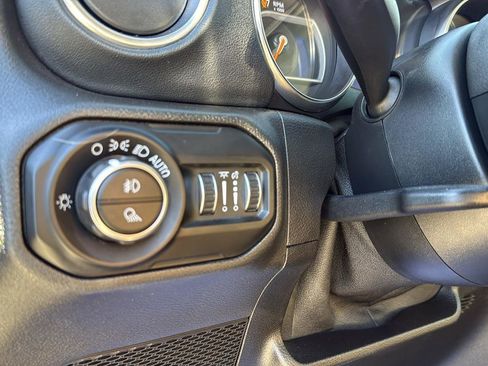 Used 2020 Jeep Gladiator Overland image 18