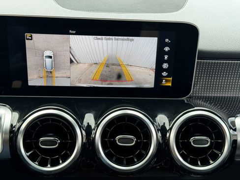 Used 2021 Mercedes-Benz GLB 250 4MATIC w/ Premium Package image 28