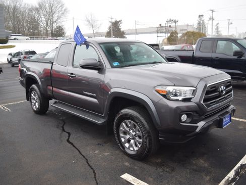 Used 2017 Toyota Tacoma SR5 w/ Tow Package image 1