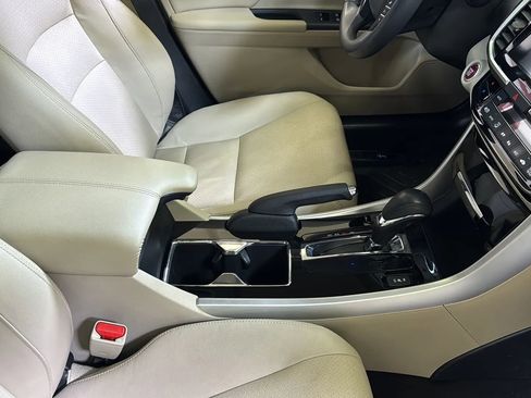 Used 2016 Honda Accord Touring image 18