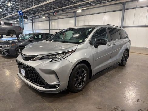 Used 2024 Toyota Sienna XSE w/ XSE Plus Package image 2