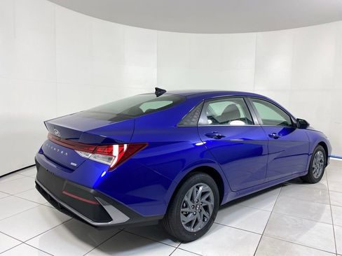Used 2025 Hyundai Elantra Hybrid FWD image 5
