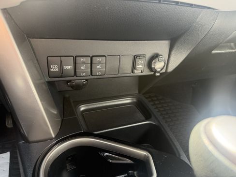 Used 2018 Toyota RAV4 Limited FWD image 18