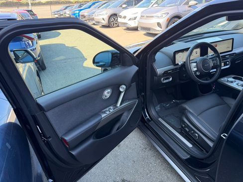 Used 2024 Genesis GV60 RWD image 9