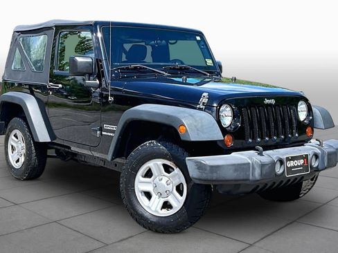 Used 2016 Jeep Wrangler Sport w/ Connectivity Group AWD/4WD image 3