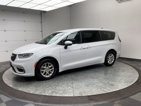 Used 2023 Chrysler Pacifica Touring FWD image 34