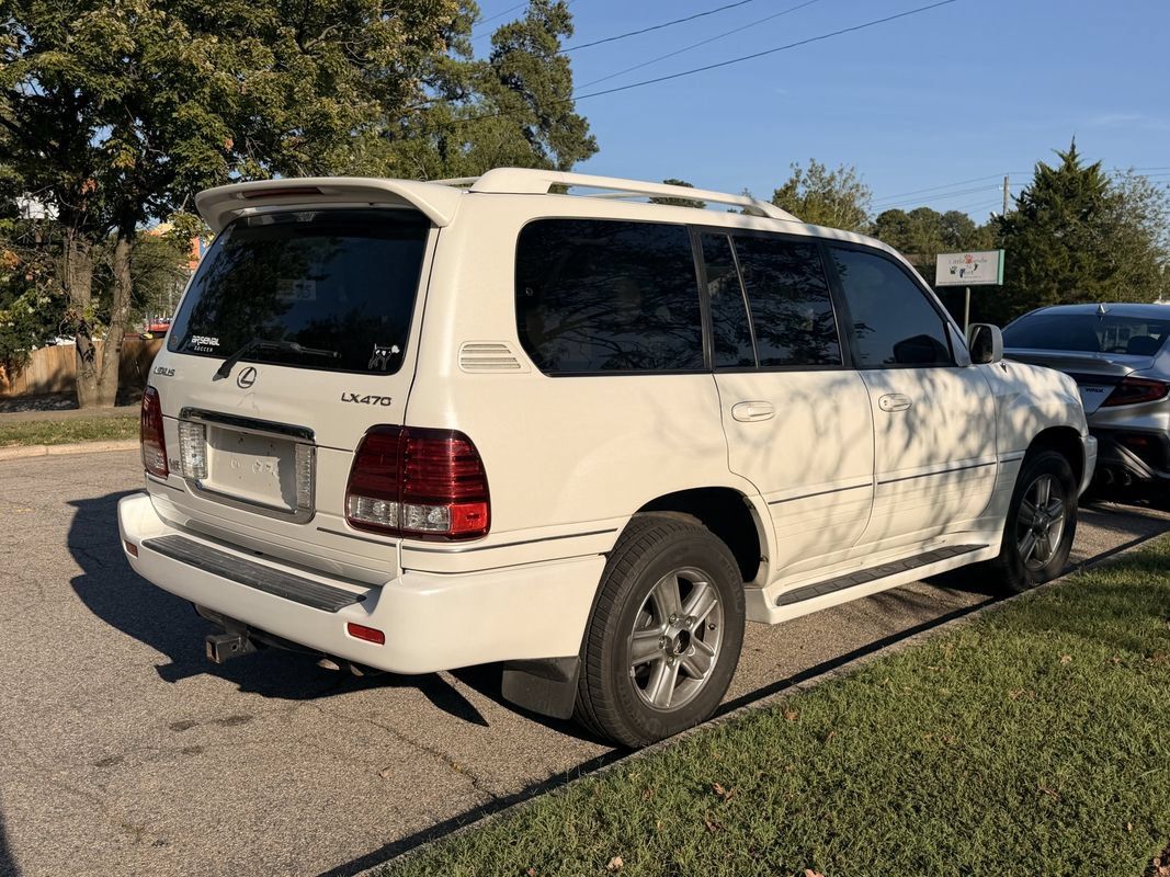 Used 2007 Lexus LX 470 4WD w/ Preferred Accessory Pkg image 3