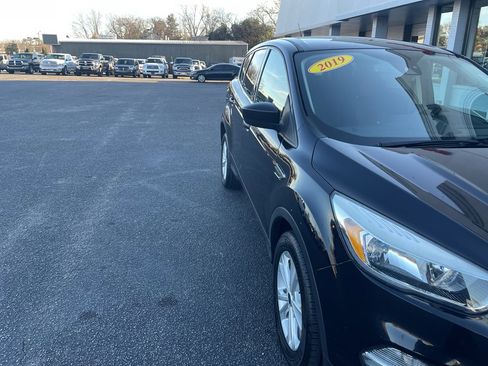 Used 2019 Ford Escape SE image 2