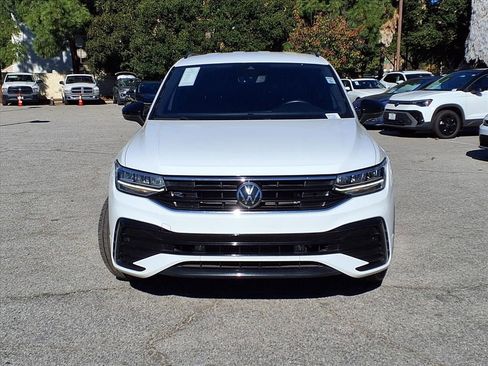 Used 2022 Volkswagen Tiguan SE R-Line image 2