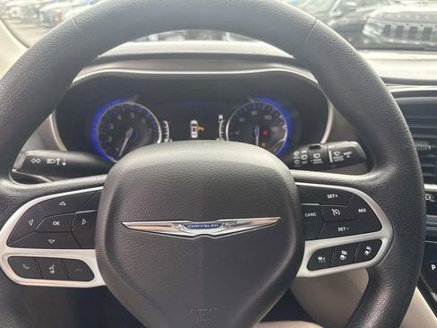 Used 2021 Chrysler Pacifica Touring image 28