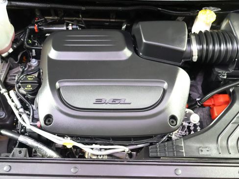 Used 2024 Chrysler Pacifica Touring-L FWD image 22