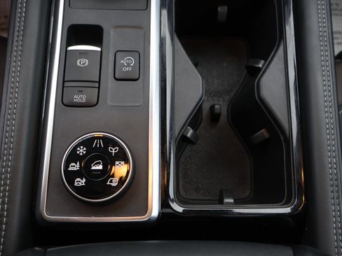 Used 2023 Nissan Pathfinder Platinum image 32