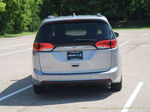 Used 2017 Chrysler Pacifica Touring-L FWD image 25