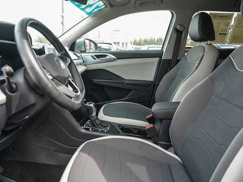 Certified 2025 Volkswagen Taos SE image 17