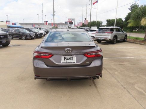 Used 2024 Toyota Camry SE FWD image 11