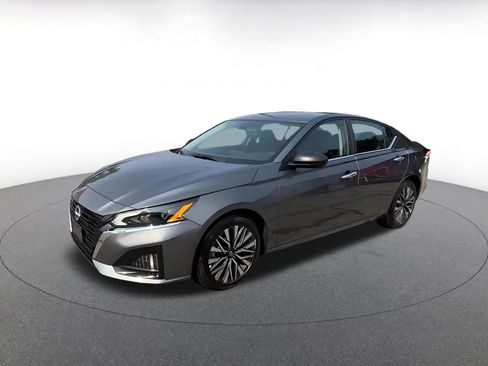 Used 2025 Nissan Altima 2.5 SV FWD image 7