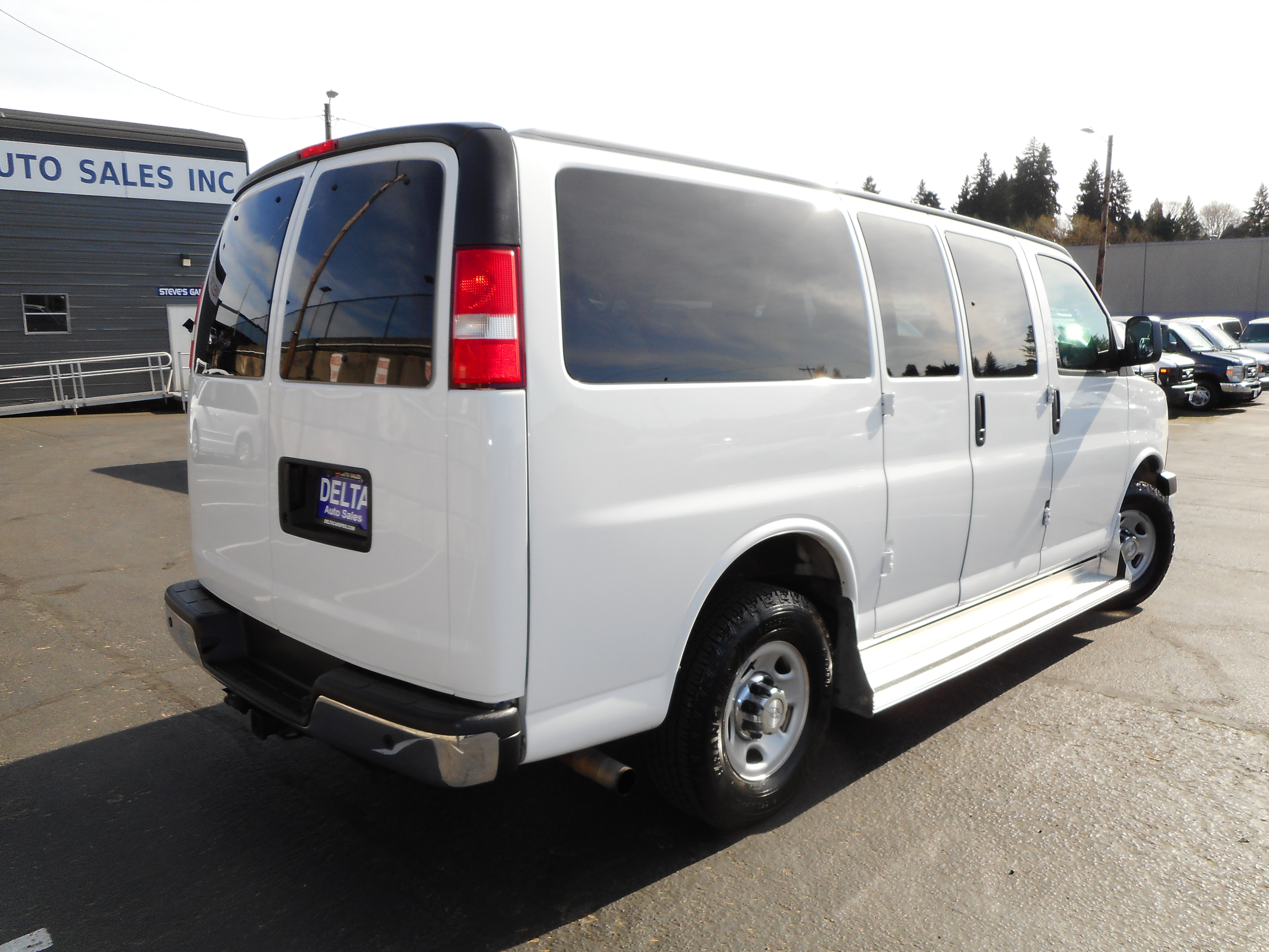 Used 2017 Chevrolet Express 3500 LT w/ LT Preferred Equipment Group RWD image 8