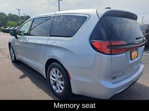 Used 2026 Chrysler Pacifica Limited FWD image 6