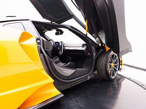 Used 2019 McLaren Senna image 38