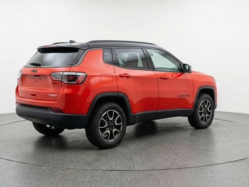 Used 2025 Jeep Compass Trailhawk AWD/4WD image 9