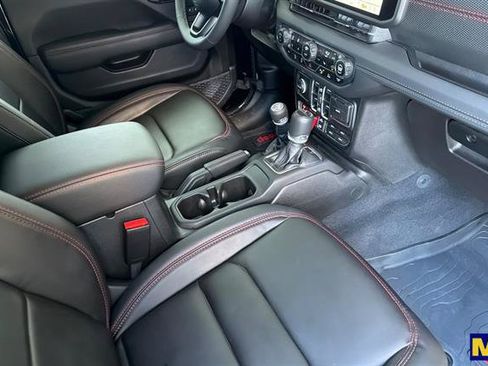 Used 2025 Jeep Gladiator Rubicon AWD/4WD image 19