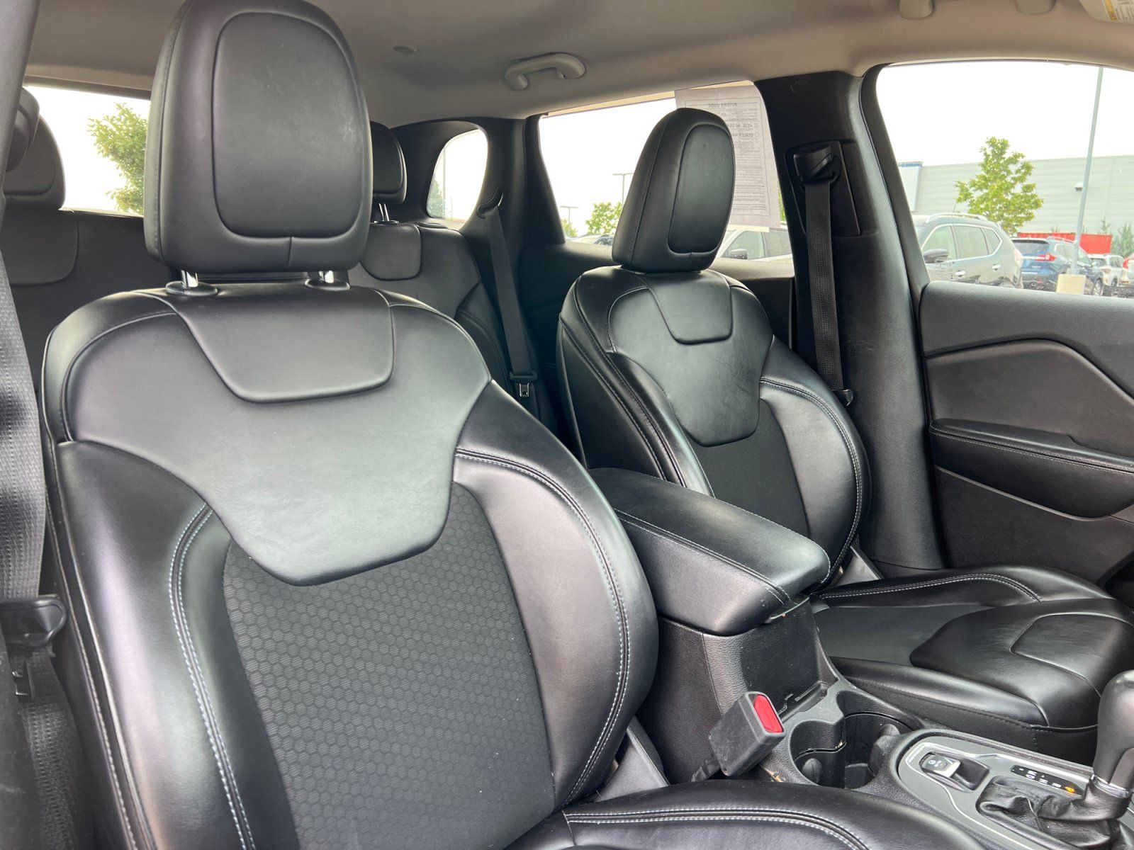 Used 2019 Jeep Cherokee Latitude Plus w/ Comfort/Convenience Group AWD/4WD image 19