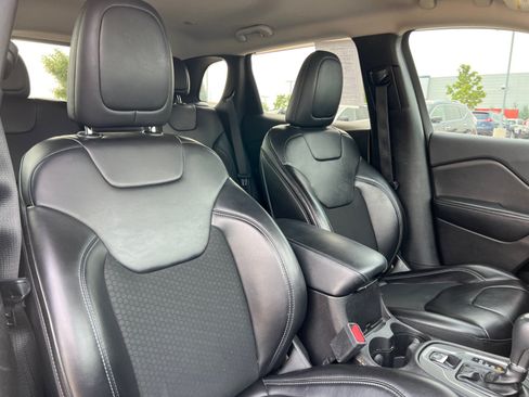 Used 2019 Jeep Cherokee Latitude Plus w/ Comfort/Convenience Group AWD/4WD image 19