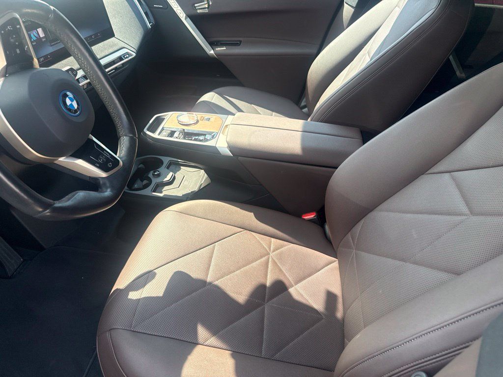 Used 2023 BMW iX xDrive50 w/ Ultimate Package 2 AWD/4WD image 10